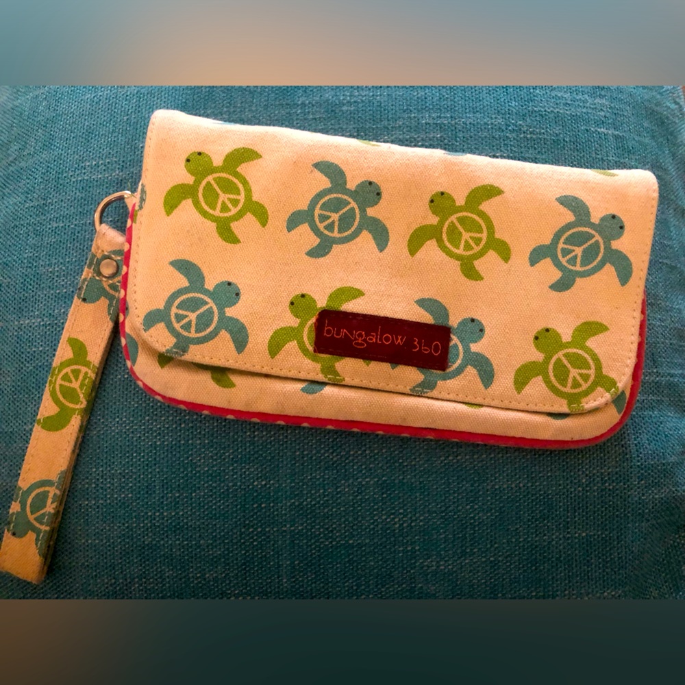 Bungalow 360 Turtle Zippered wallet
